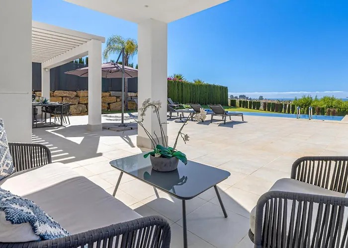 Vacation Marbella I Villa De La Resina, Infinity Pool, 24-7 Security, Rooftop Solarium, Bbq, Golf Community, Africa Views Estepona