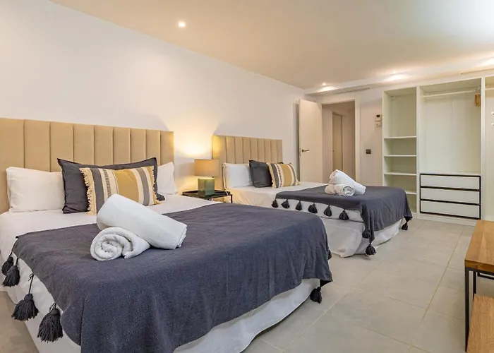 Vacation Marbella I Villa De La Resina, Infinity Pool, 24-7 Security, Rooftop Solarium, Bbq, Golf Community, Africa Views Villa Estepona