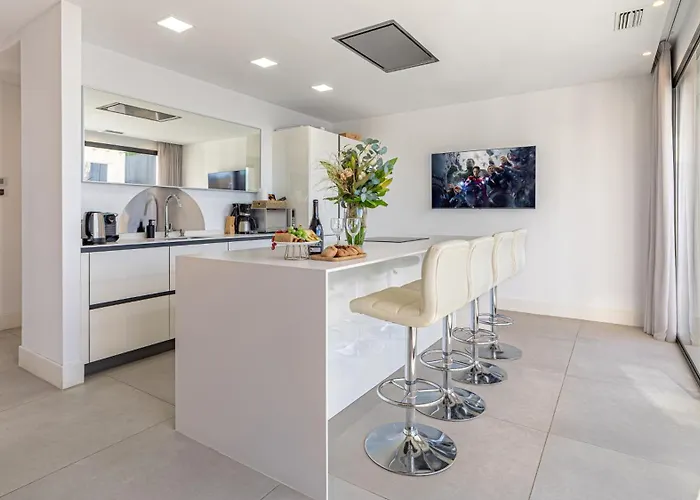 Villa Vacation Marbella I Villa De La Resina, Infinity Pool, 24-7 Security, Rooftop Solarium, Bbq, Golf Community, Africa Views Estepona